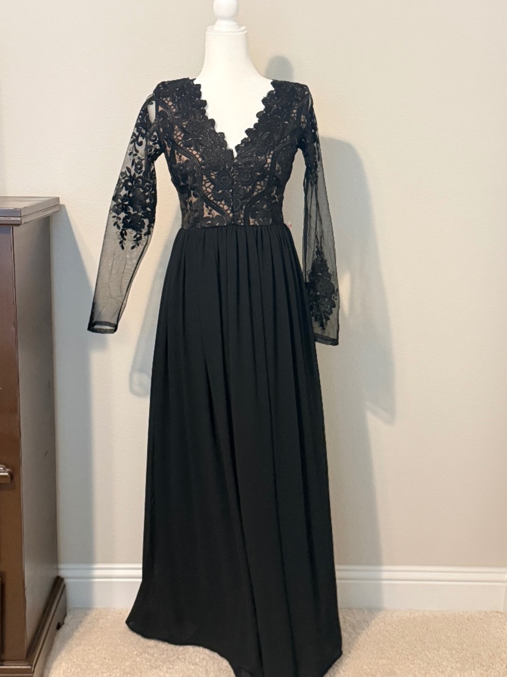 Black Lace V-Neck Long Sleeve Evening Dress